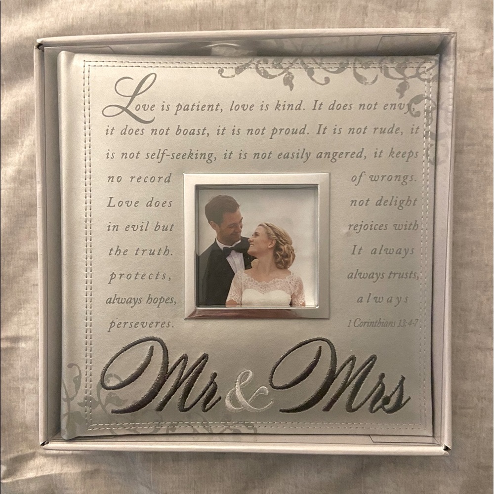 New beautiful wedding album never used got as gift!!!